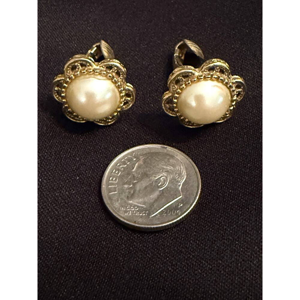 Vintage 1940s Faux Pearl Filigree Flower Screw Back Earrings Gold Tone 3/4"